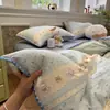Conjunto de quatro peças com base amarela cremosa e estampa de urso, fio fofo com bordas festonadas, amigável à pele e macio, adequado para estudantes e casais, roupa de cama para todas as estações
