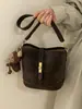 Bolsas de Nicho de Alta Gama para Mujer 2026 Nueva Moda Transfronteriza Bolso Cubo de Gamuza Bolso de Hombro Cruzado Retro para Viajero