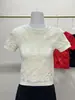 Blusa Feminina Fashionável de Tricô Soltinho, Manga Curta, Versátil e Personalizável, com Recortes Vazados e Gola Redonda, Elegante e Emagrecedora, Nova Blusa Esportiva de Verão
