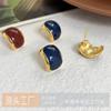 Otoño e invierno nuevo estilo aretes cuadrados curvos con incrustaciones de jade dorado alto temperamento para el trabajo y el día a día aretes elegantes chapados en oro real