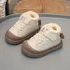 Sapatos de caminhada para bebê, sapatos de algodão com forro de fleece, novo estilo inverno 2025, com sola macia, quentes, confortáveis sapatos de algodão para bebês meninos.