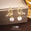 Pendientes de Perla con Mariposa Calada de Corte Zircón Aguja Plateada Lujo Accesible Moda de Nicho Pendientes Elegantes Elegantes Pendientes de Gama Alta para Mujeres