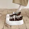 Zapatillas versátiles de otoño para estudiantes, zapatos casuales de suela gruesa para mujer, 2026, diseñados para figuras menudas, con una suela gruesa que aumenta la altura y un estampado de leopardo, estilo retro