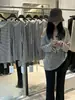 Camiseta de retazos a rayas de hombros descubiertos para mujer de principios de otoño, un top deslumbrantemente elegante y sin esfuerzo chic que es versátil y fácil de combinar