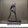 Figura de arte abstracto, negra, con una figura deportiva, diseño moderno y de nicho, que exuda una estética sofisticada y minimalista, adecuada para la decoración del hogar