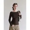 Camiseta de manga larga color café estilo coreano, cuello barco, con pequeño bordado, corte ajustado, favorecedora y versátil para mujer en otoño