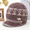 Sombrero de invierno para mujeres de mediana edad y ancianas, cálido con forro de terciopelo, gorro de lana tejido, protección contra el frío para señoras mayores, sombrero de algodón de ala ancha con pelo de conejo