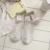 Calcetines Bordados de Cachorro con Gorro Rojo de Dibujos Animados Color-Bloque para Mujer, Calcetines Cortos Finos Sin Costuras de Algodón Puro para Primavera y Verano, Calcetines Populares de Caña Media 2026