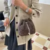 Bolsa de pelúcia com corrente para outono e inverno para mulheres 2026 nova moda bolsa transversal versátil bolsa de mão felpuda bolsa de balde
