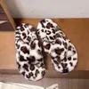 ¡Adelgazante! ¡Versátil! Apto para todos~Pantuflas cálidas de felpa con estampado de leopardo estilo INS para mujer, pantuflas de invierno y otoño para el hogar con correa cruzada y suela gruesa