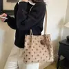 2026 Nuevo Estilo Coreano Lunares Gamuza Mujer Gran Capacidad Versátil Casual Oficina Bolso Tote de Hombro
