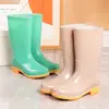 Botas de chuva femininas de cano médio para primavera/verão, sapatos impermeáveis curtos, sapatos de trabalho antiderrapantes para lavagem de carro, sapatos de borracha duráveis, estilo doce