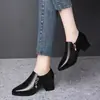 Sapatilhas de Boca Larga com Salto Grosso para Mulheres 2025 Outono Novo Sapatos para Mães de Meia-Idade Sapatos Femininos Confortáveis e Versáteis Sapatos Pequenos de Couro com Salto Médio