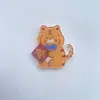 Lindo oso de té de dibujos animados insignia de broche acrílico estudiante mochila estuche para lápices pin premio decoración fábrica al por mayor