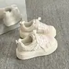 Tênis Brancos de Solado Grosso para Mulheres 2026 Novo Estilo Sapatos Casuais que Aumentam a Altura Versáteis Macios e Fofos para Combinar com Saias Mocassins Femininos