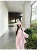 Conjunto esportivo casual de moletom rosa para mulheres, modelo novo 2026, look estiloso para o início do outono, conjunto de três peças, estilo coreano