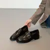 Zapatos de Mujer de Cuero Suave Estilo Retro con Punta Redonda y Tacón Medio 2026 Primavera Nuevos Mocasines de Cuero Genuino con Tacón Grueso y Hebilla Metálica