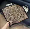 Pañuelo de cabeza de moda estilo retro americano con elementos de paisley hip-hop, pañuelo cuadrado versátil fino simple de graffiti de doble uso