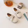 Elegantes zapatos Mary Jane de cuero con correa cruzada estilo coreano para niñas, nuevo modelo primavera y otoño 2026, versátiles zapatos de princesa de suela blanda para niños mayores