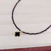 Diseño de Collar Corto Flor de Cuatro Hojas Negro de Nicho Cadena de Clavícula de Cristal Femenino de Alta Gama Versátil Collar de Lujo Ligero