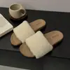 Sandálias femininas elegantes de calçar para outono e inverno de 2026, chinelos peludos de sola grossa para uso externo, chinelos casuais versáteis de bico aberto retrô