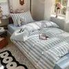Juego de cuatro piezas de algodón lavado y fibra sintética, estilo sábana de rayas azul y blanco fresco, ropa de cama para edredón, estilo ins simple para dormitorio de verano