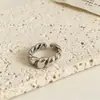 Nuevo Anillo Retorcido de Moda de Gama Alta para Mujer Diseño de Estilo Fresco Europeo y Americano Anillo para el Dedo Índice Joyería al por Mayor