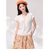 Camisa de punto acanalado con cuello retorcido y manga corta para mujer, verano, con mangas acampanadas, estilizante, elegante, top ligero en blanco y morado