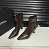 Zapatos de tacón alto de punta fina en color marrón para mujer, botines cortos vintage de retazos nuevos para otoño e invierno, botas elásticas ajustadas, botines de estilo francés