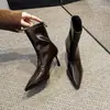 Botas de Cano Curto com Salto Alto Chuyuji 2026 Outono/Inverno Novas Botas de Cano Curto Versáteis Europeias e Americanas Bico Fino Botas Slim Retrô Salto Fino Preto