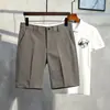Pantalones cortos casuales de marca de moda de verano estilo ins para hombre, pantalones ajustados estilo coreano, pantalones ligeros hasta la rodilla, pantalones de traje rectos de corte holgado