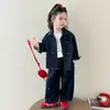 Conjunto de mezclilla de lunares para niñas coreanas 2026 otoño nuevo escolar conjunto de dos piezas elegante casual comercio exterior tendencia en ropa para niños