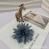 Venta al por mayor del fabricante Crisantemo de Llama Simulada Aguja de Pino Cabeza de Crisantemo Pinza de Cangrejo Flor Falsa Decoración Accesorios para Pasador de Cabello Flor Falsa