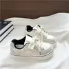 Tênis feminino de sola grossa, nova coleção primavera/outono 2026, tênis brancos com design color-block, sapatos casuais com cadarço, que aumentam a altura, versáteis, tênis da moda para estudantes
