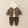 Conjunto de 3 Peças Jaqueta Moletom com Capuz e Calça Longa para Bebê Menino - Estilo Novo Primavera 2026 - Roupa de Inverno Quente para Crianças Meninos