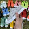 Zapatos de agujeros zapatos para niños al por mayor verano zapatos de agujeros para niños y niñas antideslizantes impermeables Huecos Zapatos de playa sandalias