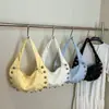 Bolso tote de moda con remaches transfronterizos para mujer, nuevo y moderno para la primavera de 2026, versátil, personalizado, para hombro o axila