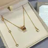 Collar de Cerámica Blanco y Negro Versión Alta V Dorada Cadena de Clavícula Pequeño Hombre Rojo Caridad Cadena Gruesa Chapada en Oro de 18K