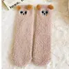 Meias de veludo coral outono e inverno meias femininas sem fiapos meias de dormir espessadas meias de veludo meio quentes meias de chão bordadas de urso de desenho animado