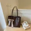 Bolso tote tejido con patrón nuevo de principios de otoño 2026, bolso de hombro retro simple, bolso de mano para el trabajo