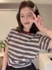 Camiseta listrada de gola redonda e manga curta estilo coreano para mulheres, design fino de verão, única e chique, top solto e modelador.