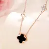 Collar de Trébol de Cuatro Hojas para Mujer, Diseño de Nicho Ins, Nuevo Modelo 2025, Colgante de Lujo Ligero, Cadena para Clavícula, Regalo para el Cumpleaños de la Novia