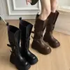 Linda fivela de cinto de couro fina, elegante e confiante, com estilo que aumenta a altura, e botas longas confortáveis de sola grossa para outono e inverno