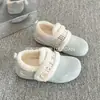 Zapatos Birkenstock cálidos con forro de felpa para mujer 2026 nuevo estilo de invierno suela gruesa zapatillas de media caña felpa completamente cerradas piel zapatos de algodón para la nieve