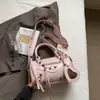 Bolsa de Couro Amassado Estilo Retrô Americano para Axila de Motociclista Estilo Garota Popular Rebites Metálicos Bolsa Almofada Versátil para o Dia a Dia Bolsa Transversal Feminina