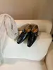Sapatos femininos com salto grosso e decote em V, novos para o outono de 2026, estilo francês, bico quadrado, com fivela de cinto e design patchwork