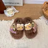 Otoño/Invierno 2026 Nuevas Pantuflas Casuales Cómodas Versátiles de Algodón Zapatos Peludos para Niñas Pequeñas Calzado de Exterior Suaves Esponjosos Suela Suave Pantuflas Cálidas