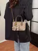 Bolso de Mano de Moda de Alta Gama Monica Qiqi para Mujer 2025 Nuevo Estampado Retro Portátil Bolso de Hombro Versátil