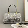 Bolsa de Ombro Transversal Fashion em Couro Genuíno Modelo Novo 2025 para Senhoras de Meia-Idade, Bolsa de Mãe, Bolsa de Mão Elegante Bordada com Strass para Mulheres