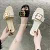 Sandalias casuales de moda europeas y americanas para mujer, sandalias de hebilla cuadrada 2026, sandalias planas de moda para estudiantes, venta al por mayor en tallas grandes